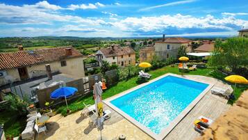 Escritorio, cunas y wifi gratis