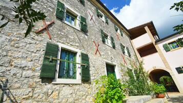 Escritorio, cunas y wifi gratis