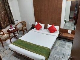 Premium bedding, individually decorated, individually furnished, desk