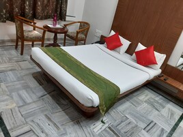 Premium bedding, individually decorated, individually furnished, desk