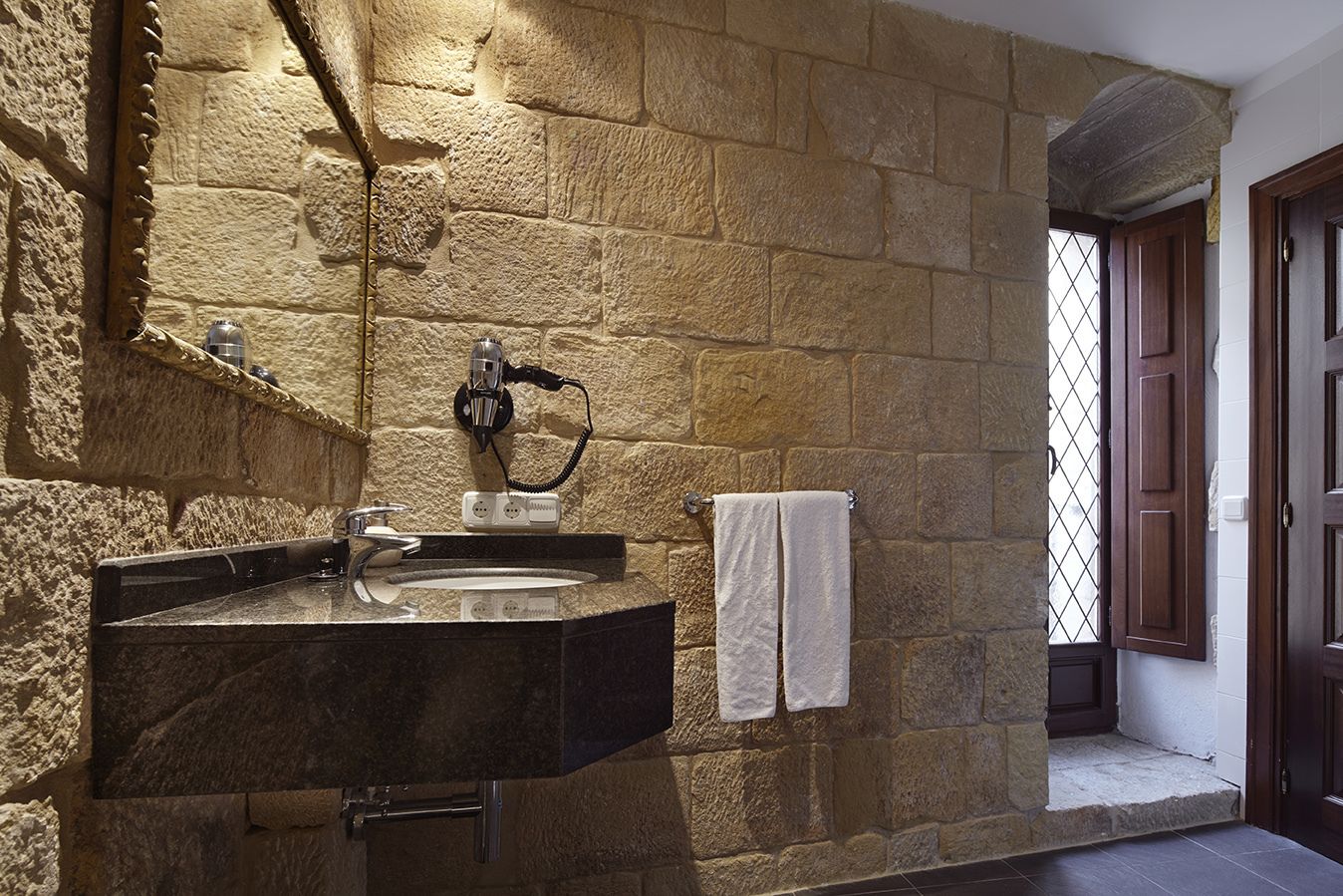 classic double room | bathroom | free toiletries, hair dryer, towels, soap