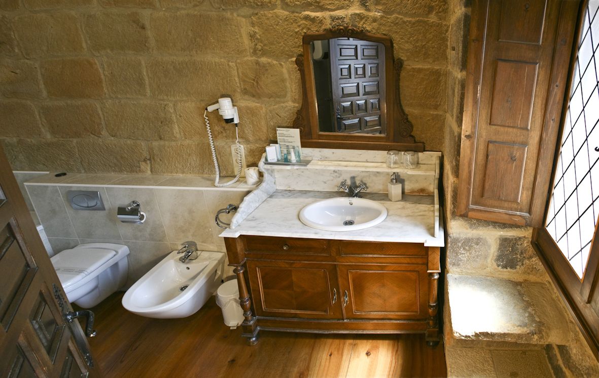 classic double room | bathroom | free toiletries, hair dryer, towels, soap