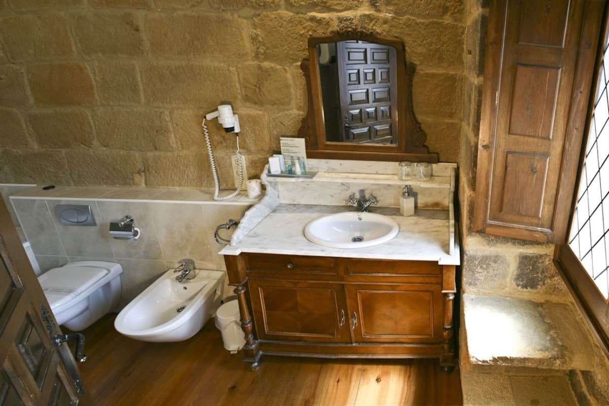 classic double room | bathroom | free toiletries, hair dryer, towels, soap