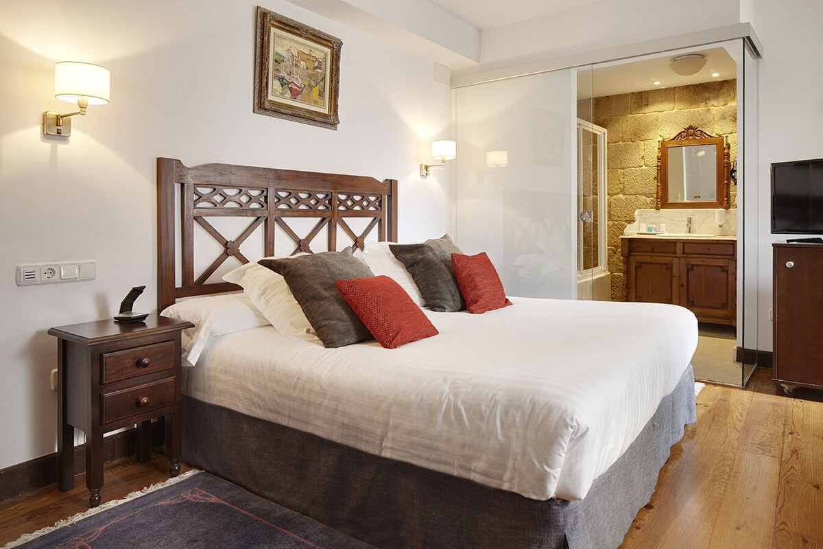Minibar, in-room safe, iron/ironing board (on request), WiFi (free)