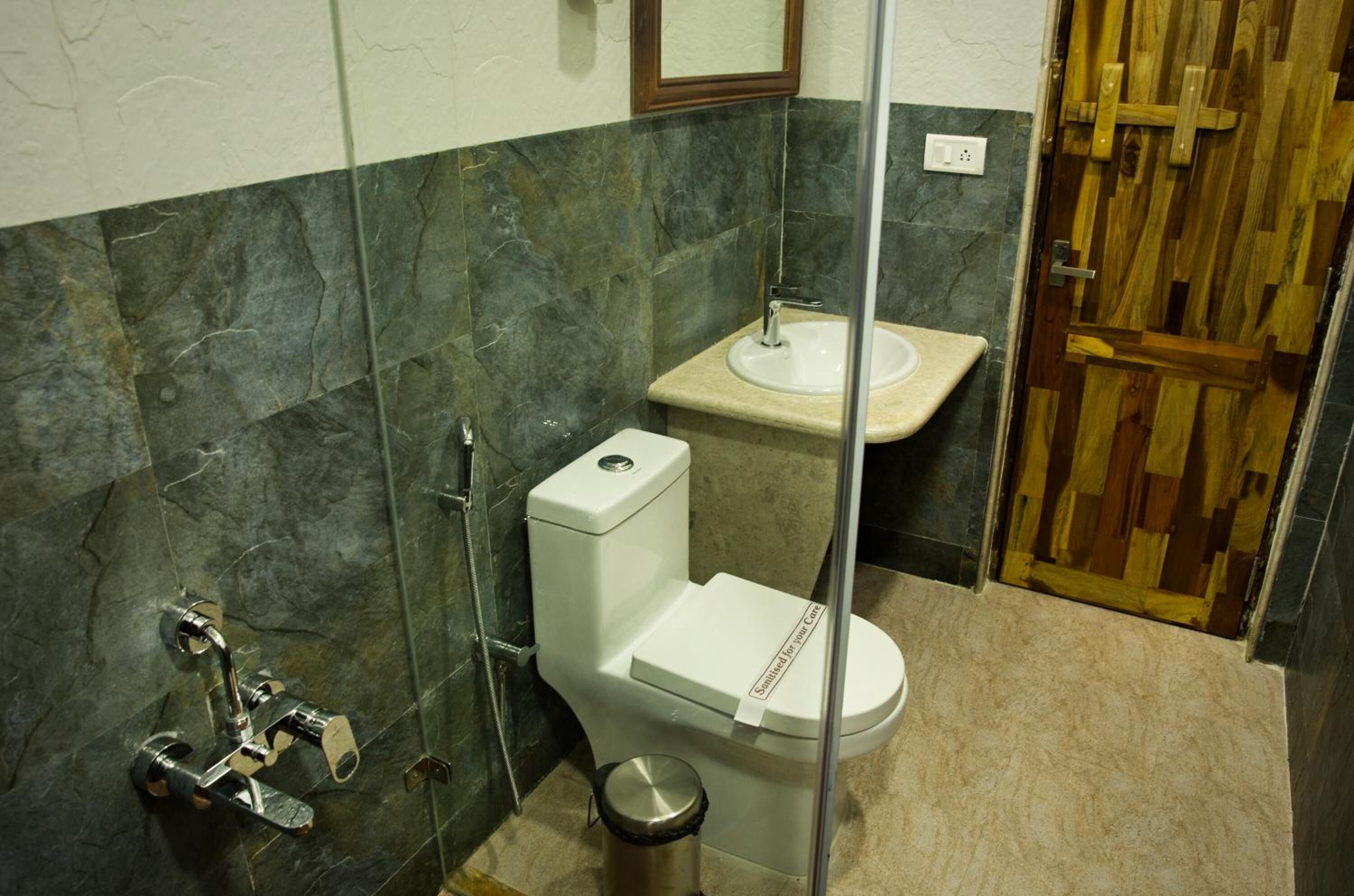 Un baño con inodoro, lavabo y ducha.