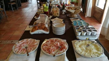 Tägliches inbegriffenes kontinentales Frühstück