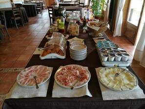 Tägliches inbegriffenes kontinentales Frühstück