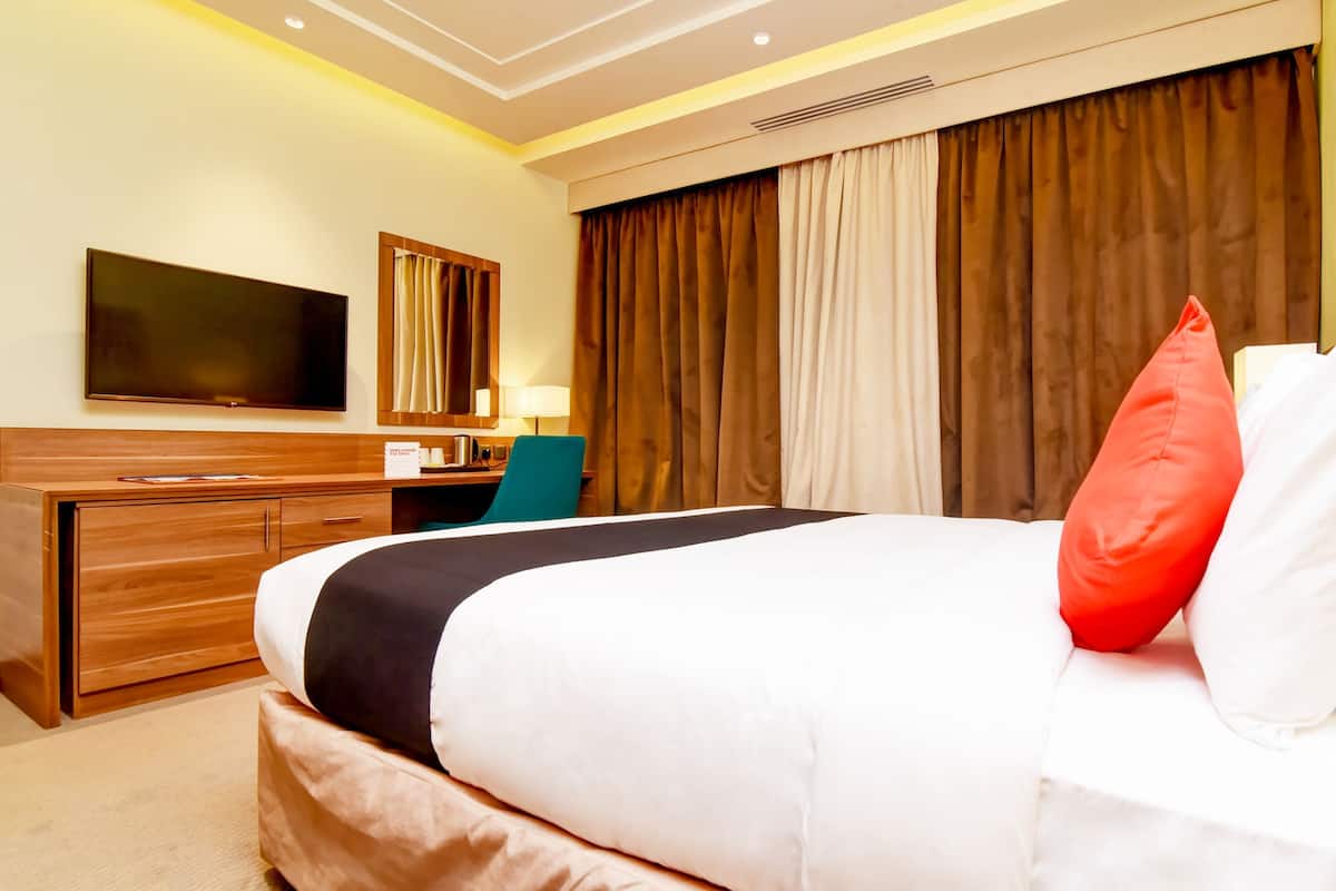 executive suite | 1 bedroom, minibar, in-room safe, desk