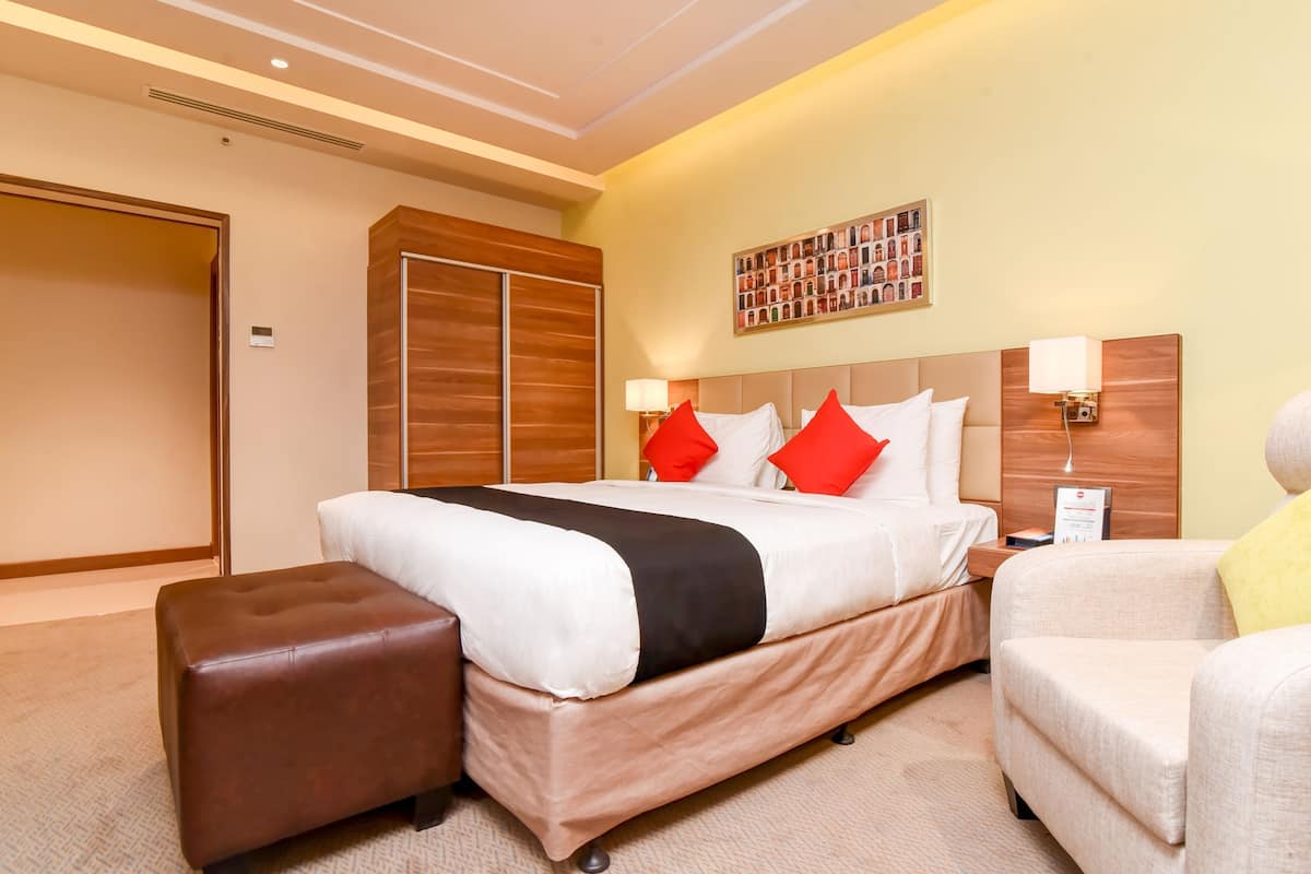 junior suite (king) | 1 bedroom, minibar, in-room safe, desk