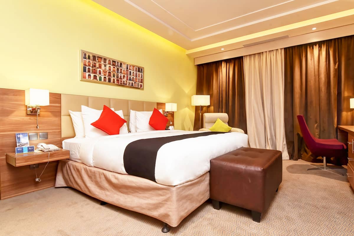 junior suite (king) | 1 bedroom, minibar, in-room safe, desk