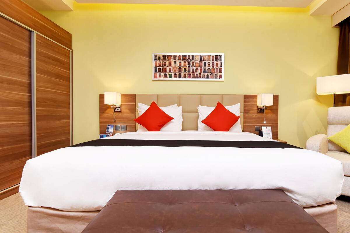 junior suite (king) | 1 bedroom, minibar, in-room safe, desk