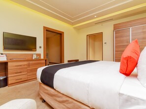 Junior Suite (King) | 1 bedroom, minibar, in-room safe, desk - Mena Hotel Tabuk (Tabuk)