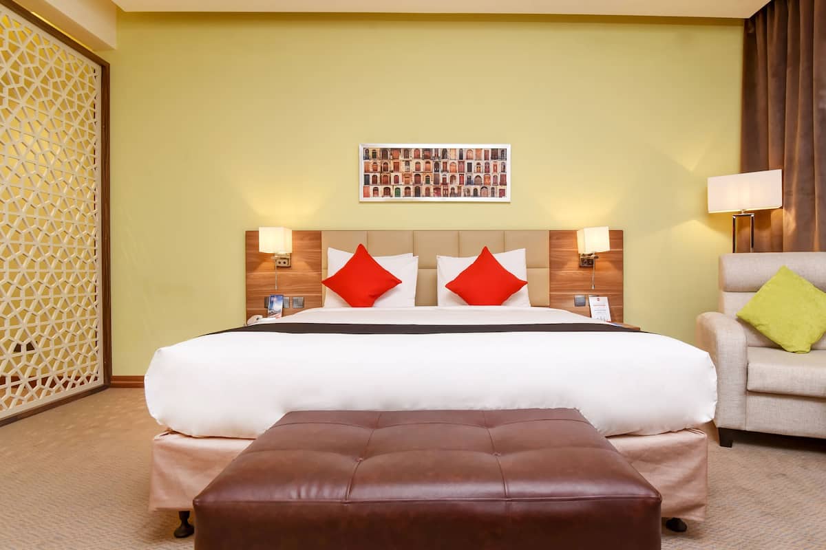 executive suite | 1 bedroom, minibar, in-room safe, desk