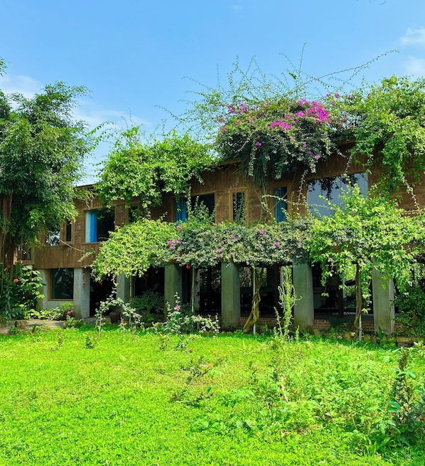 Basic Quadruple Room | Minibar, desk, soundproofing, free WiFi - Tuyet's Homestay (Hoa Lu)