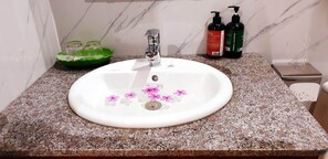 淋浴設備、免費梳洗用品、浴袍、拖鞋