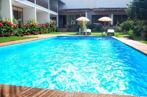 Hồ bơi ngoài trời, dù/ô trên bãi biển/hồ bơi, ghế dài tắm nắng 