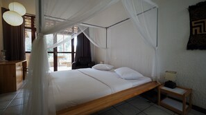 Perhestudio, näköala uima-altaalle | Ylelliset vuodevaatteet, pillowtop-patjalliset sängyt, minibaari