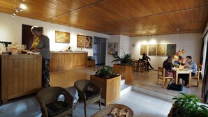 Una habitación amplia y luminosa con muebles de madera, una zona de cocina y un comedor.