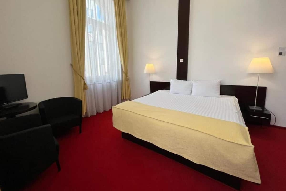 Superior Double Room, 1 King Bed, Accessible, City View | 1 bedroom, minibar, in-room safe, desk