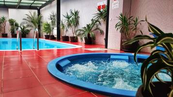 Hồ bơi trong nhà, mở cửa từ 10:00 đến nửa đêm, ghế dài tắm nắng