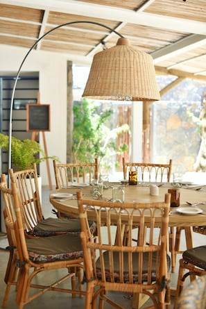2 restaurantes; se sirve desayuno y cena; cocina local e internacional