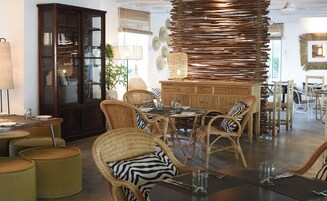 Bar junto a la piscina