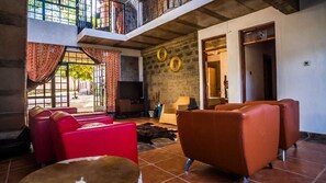 Bungalow, 4 kamar tidur | Area keluarga | Televisi layar datar 48-inci dengan saluran TV kabel dan TV