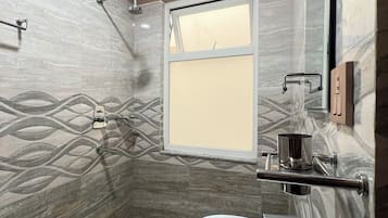 Quarto standard, 2 camas de solteiro | Banheiro | Chuveiro, bidê, toalhas de banho