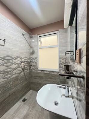 Habitación estándar, 2 camas individuales | Baño | Regadera, bidet, toallas 