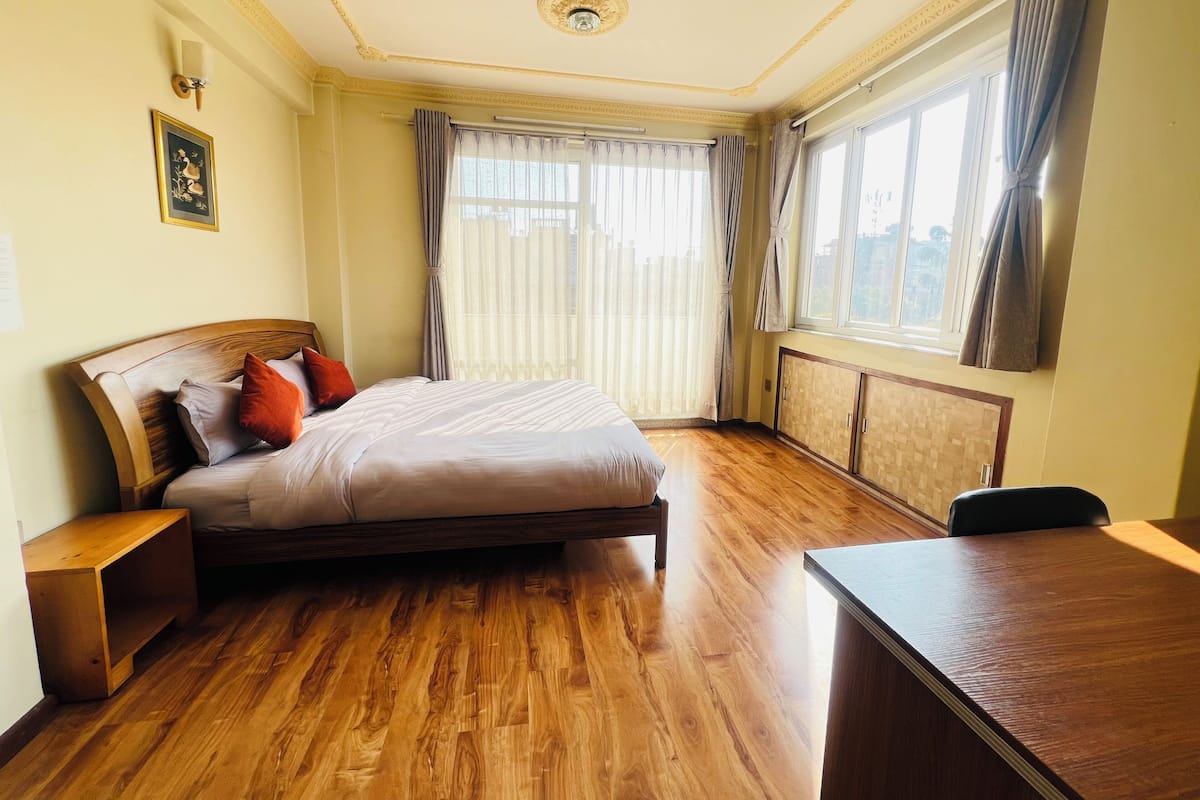 Habitación doble superior, 1 cama King size, Terraza, vista a la montaña | Decoración personalizada, muebles diferentes y wifi gratis