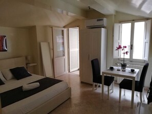 Kamar Double, ensuite (Suite 3) | Minibar, meja kerja, setrika/meja setrika, dan Internet kabel gratis