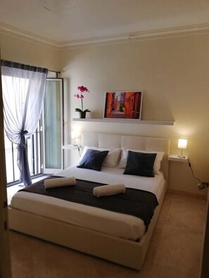 Minibar, meja kerja, setrika/meja setrika, dan Internet kabel gratis