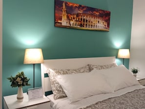 Cubrecamas, escritorio y tabla de planchar con plancha 
