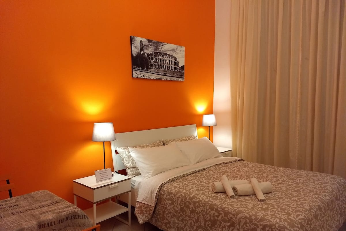 Economy Triple Room, Shared Bathroom (Naranja) | Down comforters, desk, iron/ironing board (on request)