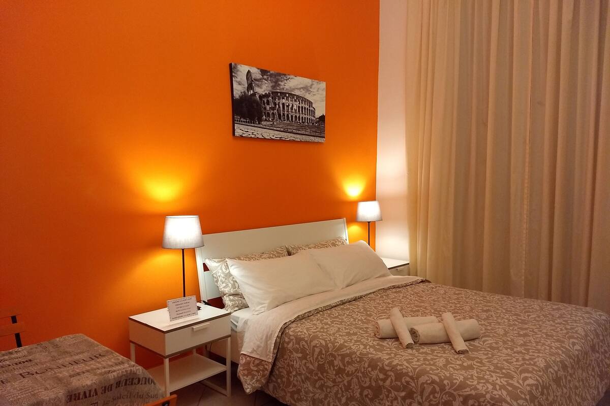 Quarto triplo econômico, banheiro compartilhado (Naranja) | Edredons de pluma, escrivaninha, ferros/tábuas de passar roupa