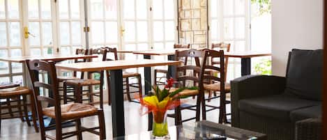 Tägliches Frühstücksbuffet (4 EUR pro Person)