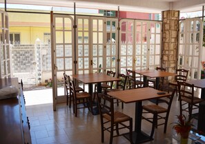 Café da manhã com buffet todos os dias mediante uma taxa