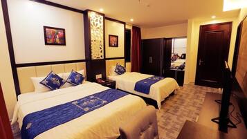 Triple Room | Minibar, desk, blackout curtains, soundproofing