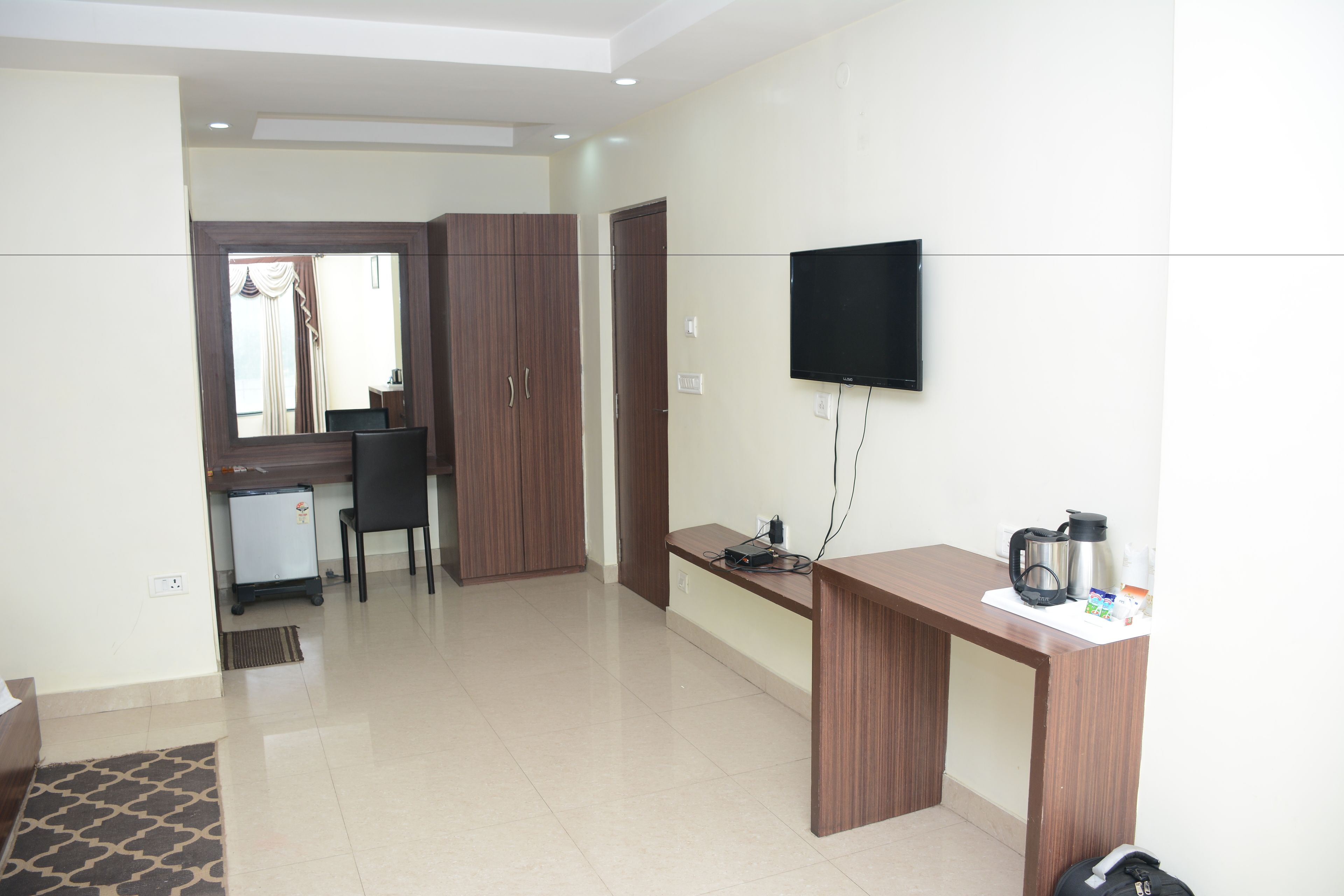 Royal Suite, 1 Bedroom | In-room safe, desk, iron/ironing board, rollaway beds