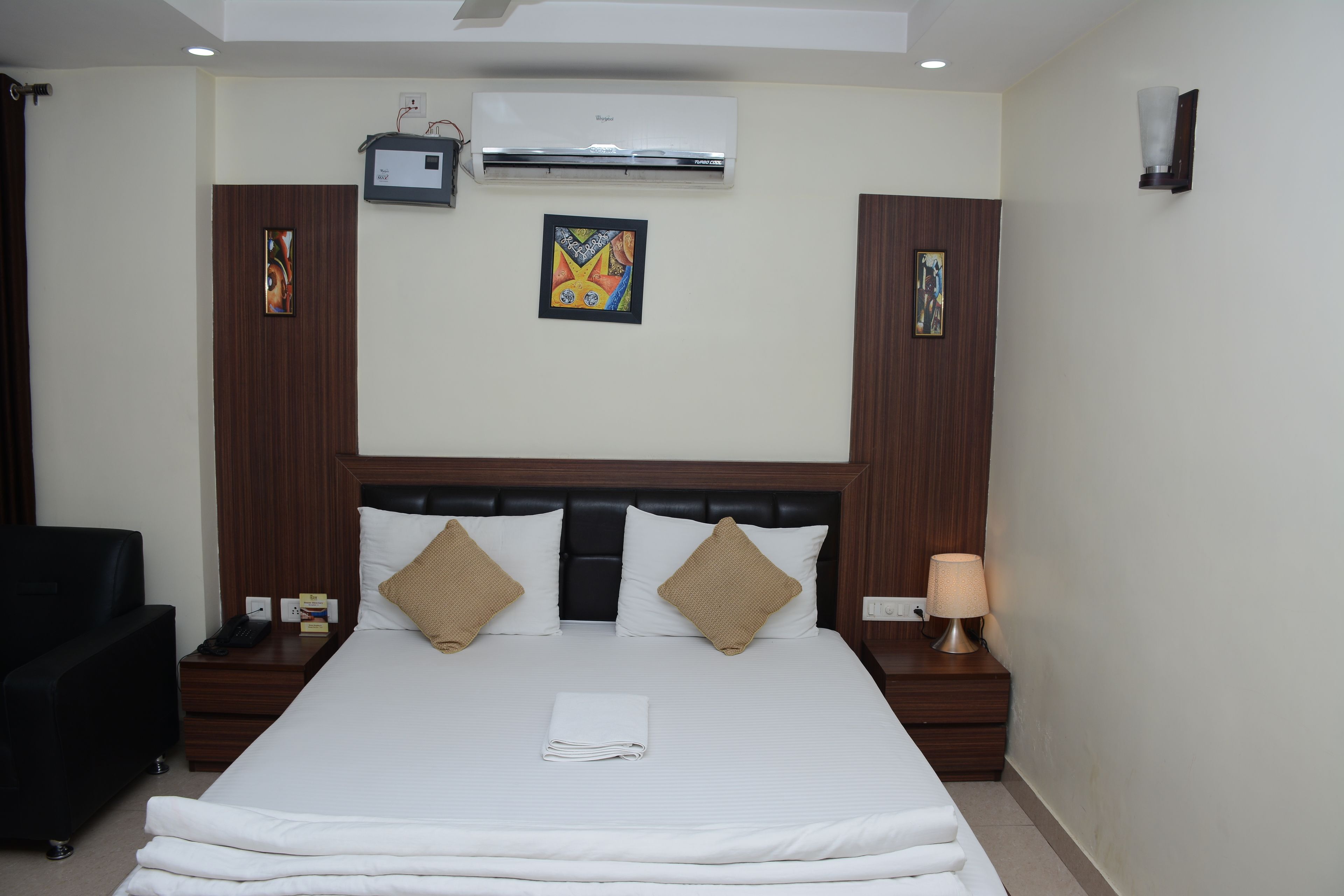 Deluxe Room, 1 Double Bed | In-room safe, desk, iron/ironing board, rollaway beds