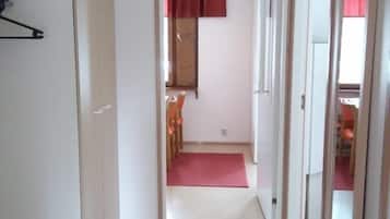1 habitación, tabla de planchar con plancha, wifi gratis y ropa de cama