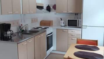 Appartamento Basic, 1 camera da letto, sauna (# D8) | Cucina privata | Frigorifero, microonde, piano cottura, macchina per tè/caffè