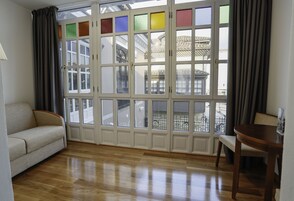 经典双人房或双床房 | 客房内保险箱、办公桌、遮光窗帘、隔音