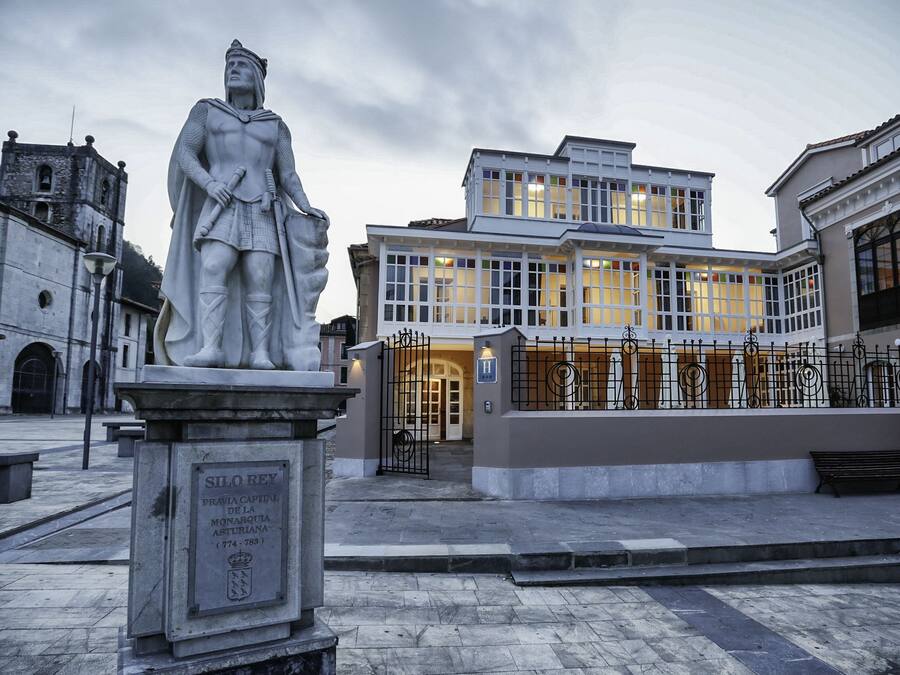 Una estatua frente a un edificio con una placa que reza "Silo Rey de la Monarquía Abturriana (774-783)".