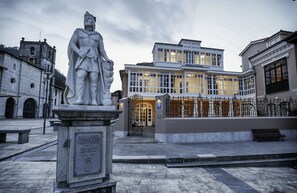 Fachada del alojamiento - Noche