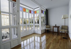 Kahden hengen classic-huone (yksi tai kaksi sänkyä) | Tallelokero huoneessa, työpöytä, pimennysverhot, äänieristys