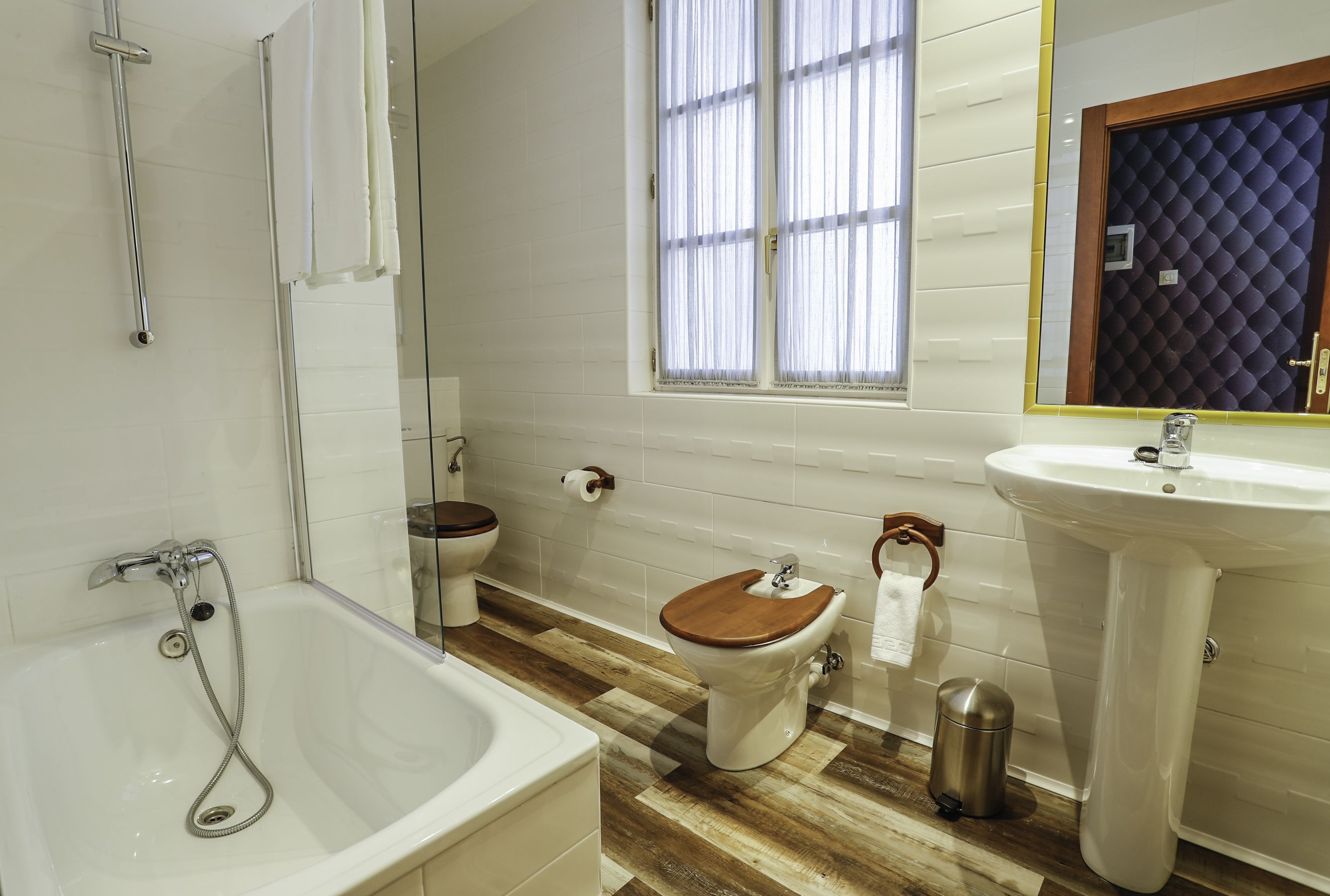 Un baño con bañera, inodoro y lavamanos.