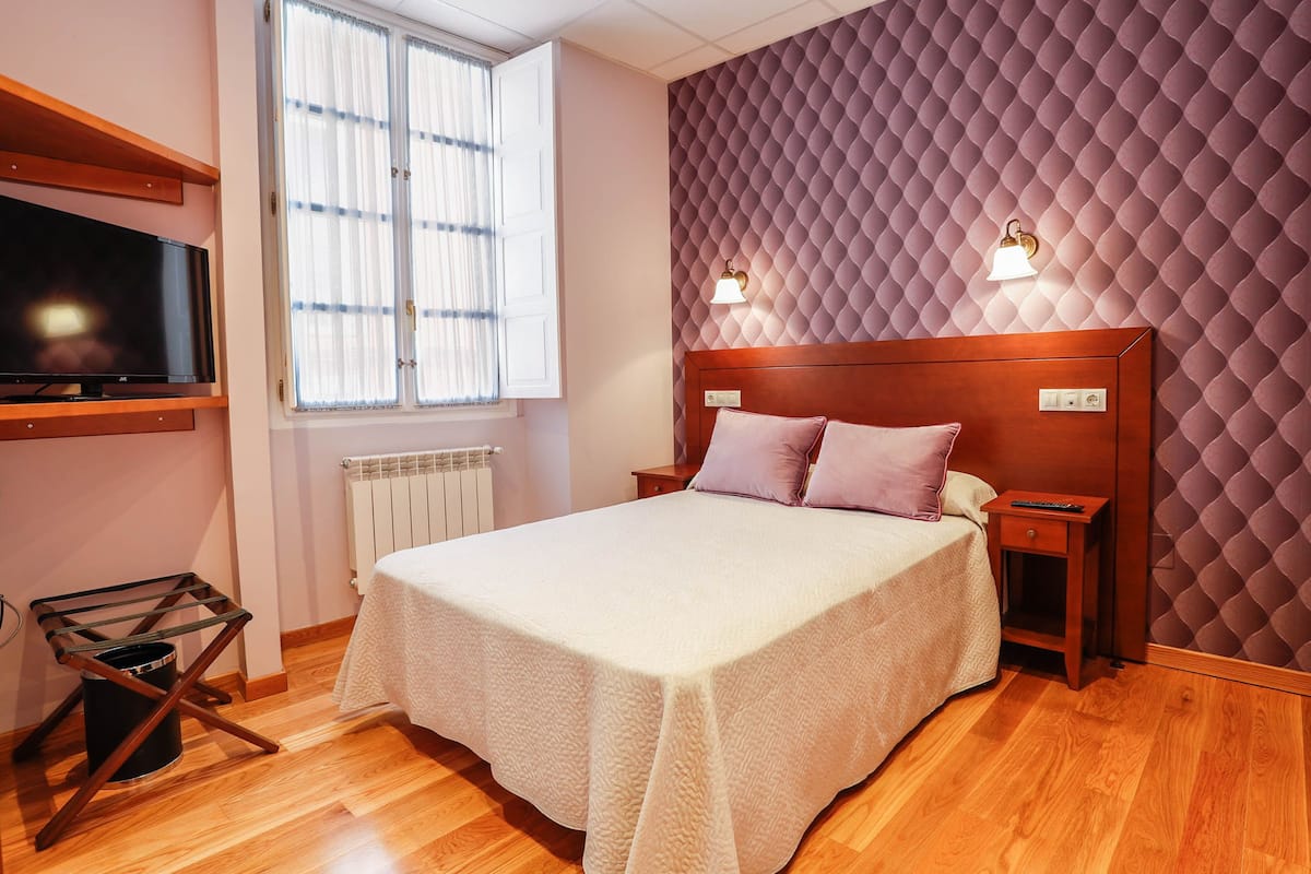 Standard Double or Twin Room | In-room safe, desk, blackout drapes, soundproofing