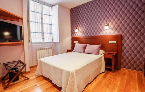 Habitación estándar con 1 cama doble o 2 individuales | Caja fuerte, escritorio, cortinas opacas y sistema de insonorización