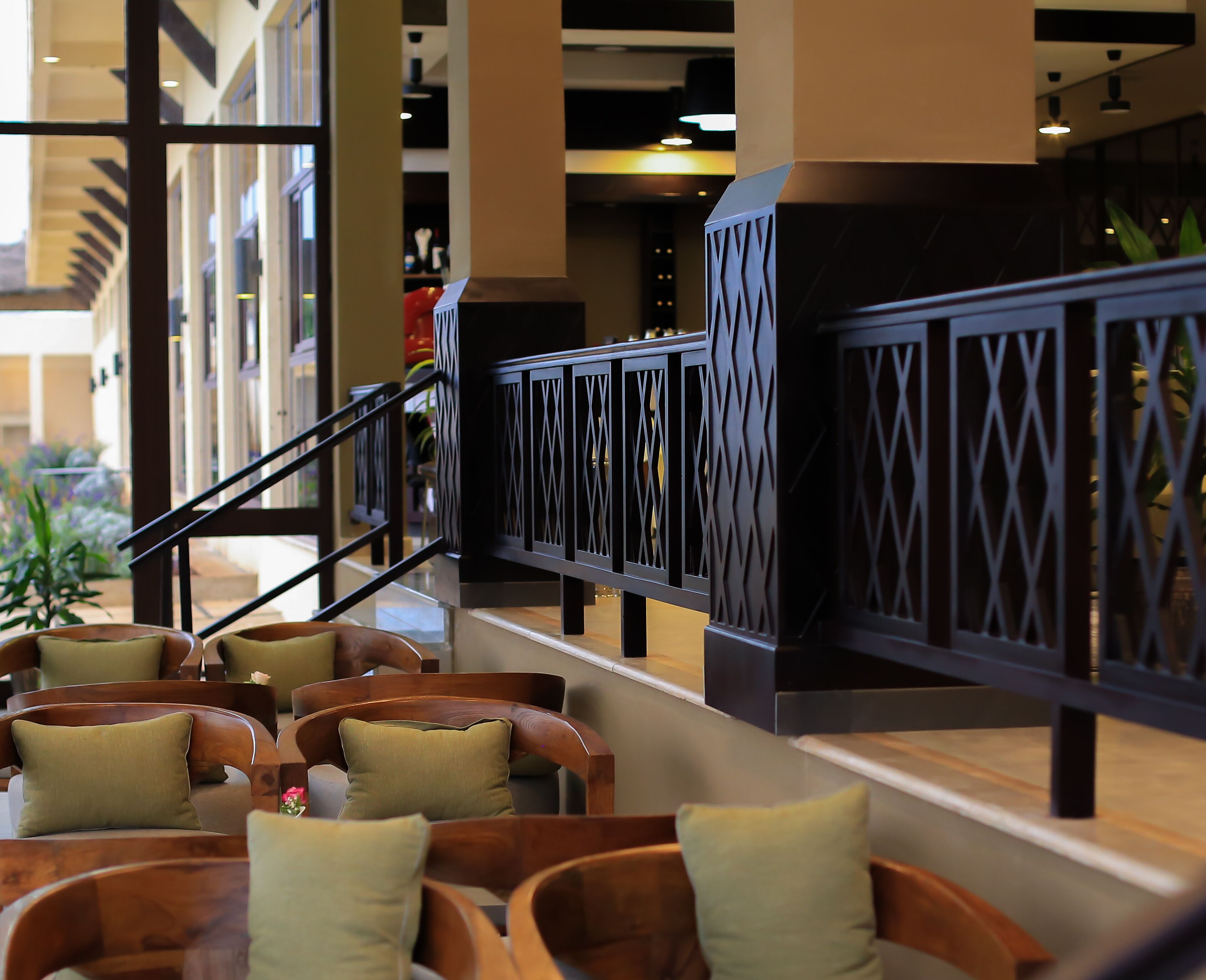Un interior moderno con asientos de madera y una barandilla decorativa.